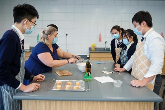 英語廚藝課由外籍英文老師教授，讓學生以英語學習不同知識。