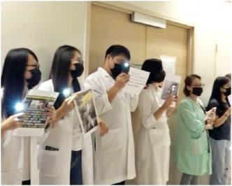 参加者手持亮灯的手机代表五大诉求。香港电台片段截图