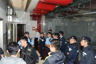 警方在行動期間，封鎖樓下各主要通。