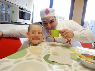 利佩里平時經常在醫院為病童帶來歡笑。（網圖）