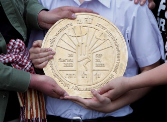 學生領袖在皇家田廣場地上鑲設銅製圓牌，刻有「國家屬於人民」字樣。AP