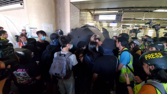 示威者尝试打开铁闸