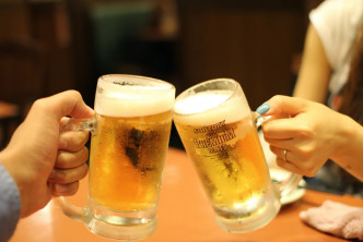 饮用含酒精饮品如最常见的啤酒，是痛风患者大忌。