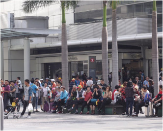 在东涌地铁站外，有不少内地旅客聚集。