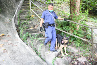 警方出动搜索犬搜山。
