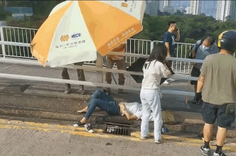 熱心途人為傷者撐傘擋太陽。香港突發事故報料區影片截圖