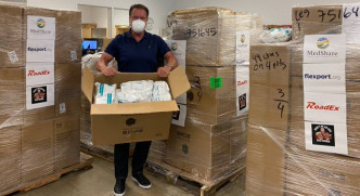 之後，阿諾舒華辛力加仲親自將5萬個N95口罩送去洛杉磯醫院。