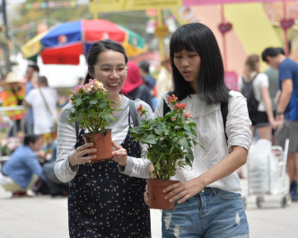 取得靓花的市民都笑逐颜开。