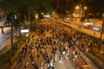 示威者6月9日深夜与警方爆发激烈冲突。资料图片