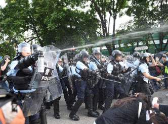 警方在上水广场附近行人天桥及地面，与示威者发生冲突。