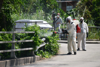 食环署派员到崇山新村灭蚊。