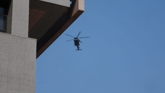 在大嶼山近芝麻灣郊遊徑遠足男子，由直升機送東區醫院救治。
