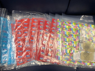 警方檢獲大量避孕套和酒店房卡等證物。圖:警方提供