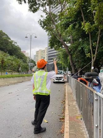 车务督察巡逻各区巴士行经道路，检查路边树枝有无伸出马路。 新巴城巴FB图