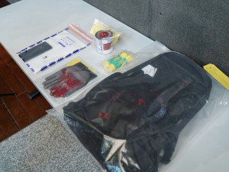 警方檢獲一個油罐、手套及漿糊筆等工具。