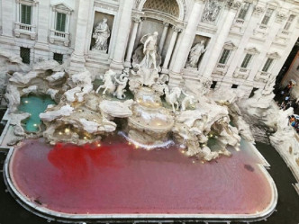 特雷维喷泉（Trevi Fountain）再被人倒入红色染料。网上图片