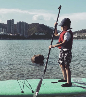 5岁的陈真出海成功站起。
