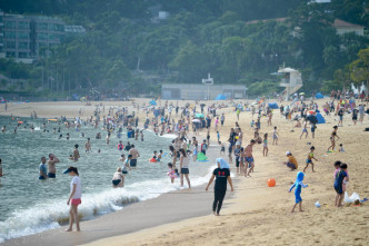 本港天氣酷熱。