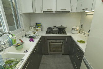 厨房设备齐全，现置有多组厨柜。