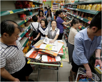 深圳市民赶往超市抢购食品和水。