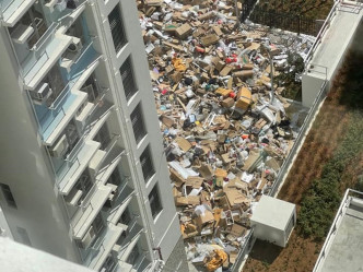 紙皮及非家居廢物阻塞。「將軍澳主場」Facebook 圖片