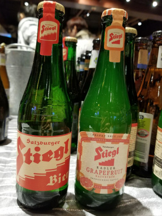 奧地利600年酒廠Stiegl推出西柚味手工啤（右），清新果香適合女士口味。