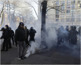 防暴警察施放水炮和催泪气体镇压。AP