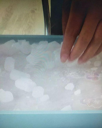吉女认为乾冰散落在月饼盒上有严重的安全隐患。网图