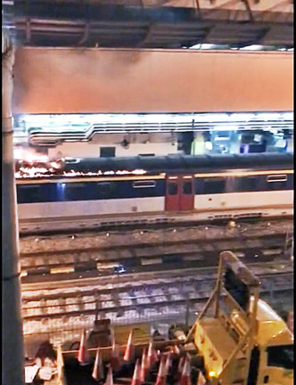 港鐵列車車頂著火。影片截圖