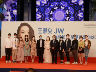 JW加盟星梦娱乐，同门师兄、师姊，包括「一姐」菊梓乔、胡鸿钧、连诗雅、林颖彤、戴祖仪上等出席撑场。
