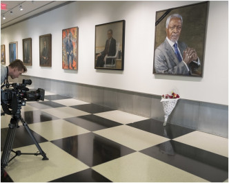 聯合國大樓內安南的畫像前擺放了鮮花悼念。AP