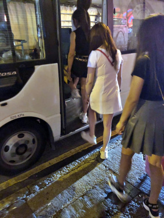 警员拘捕53名内地女子。警方提供