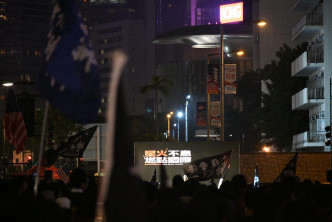 現場有人揮動「光復香港時代革命」旗幟