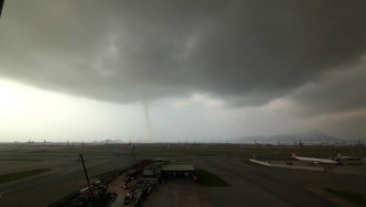 機場對開發現龍捲風。FB網民Wilson Lam圖片
