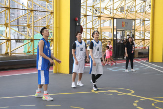 周柏豪与胡鸿钧、冯允谦参与篮球明星表演赛。