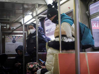 案发后纽约警方加派500名警员在地铁巡逻。AP