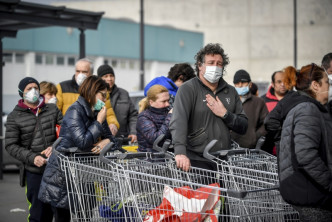 意大利民眾搶買物資淘空超市。AP