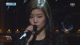 13年，Jennie為GD的主打歌《Black》負責Featuring。