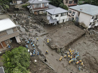 日本静冈县热海市伊豆山地区的山泥倾泻灾难新增3名死者。美联社图片
