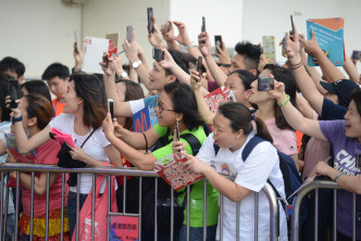 中国女排签名会吸引大批球迷到场。冯梓健摄