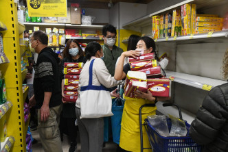 市民连日抢购清洁用品、日用品及粮食。资料图片