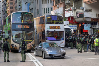 警员截查巴士乘客。