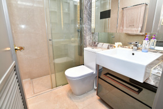 浴室以淺色為主，設備保養得宜。