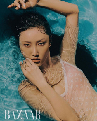 玩濕身，夏天真係嚟嘞。（來源：Harper's Bazaar）