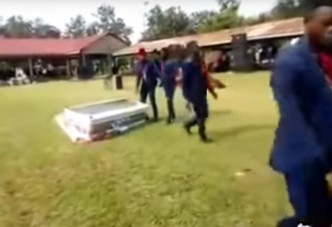 加纳有葬礼遗体飞出棺材还惨被压住。网上图片