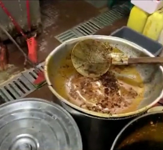 火锅店被指重覆使用汤底红油及食材。网图火锅店被指重覆使用汤底红油及食材。网图