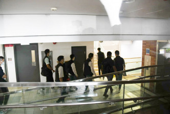 警务处国安处人员搜学生会大楼等地方。