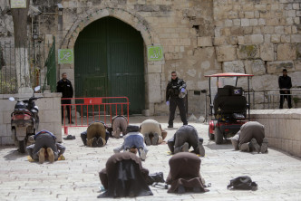 以色列耶路撒冷民众在关闭的清真寺门前祈祷。 AP