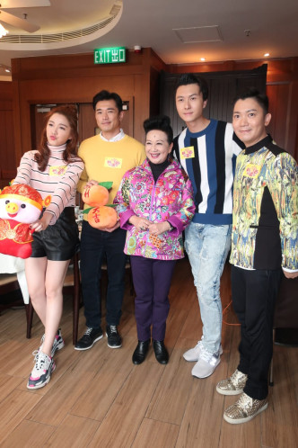 王浩信、汤洛雯及薛家燕等为《新春开运王》节目录影。