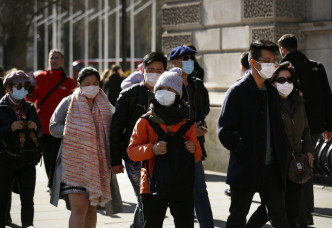 英國倫敦街頭民眾佩戴口罩。AP圖片